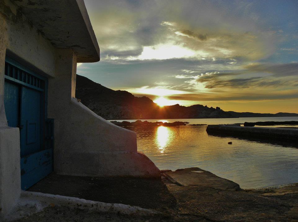 Traditional House By The Sea Mandrakia Exterior photo
